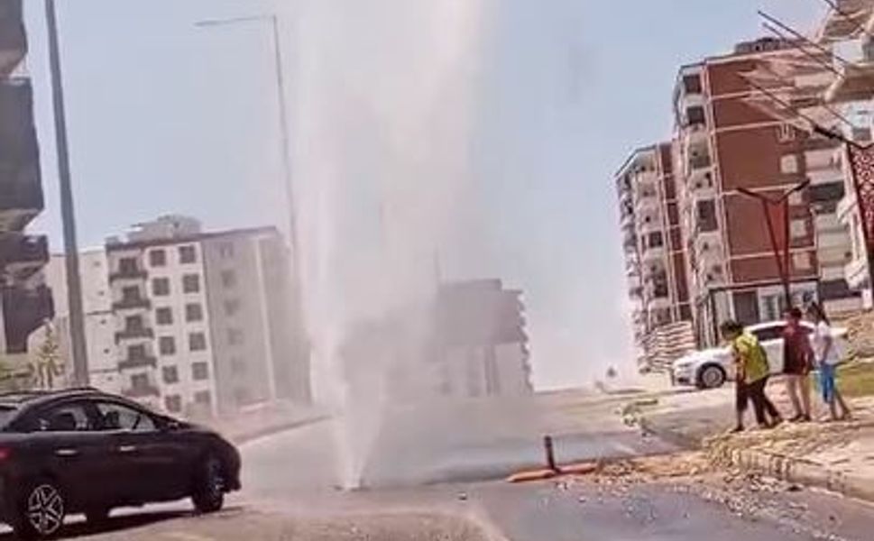 Yenişehir Mahallesi'nde Su Borusu Patladı: Tonlarca Su Boşa Aktı