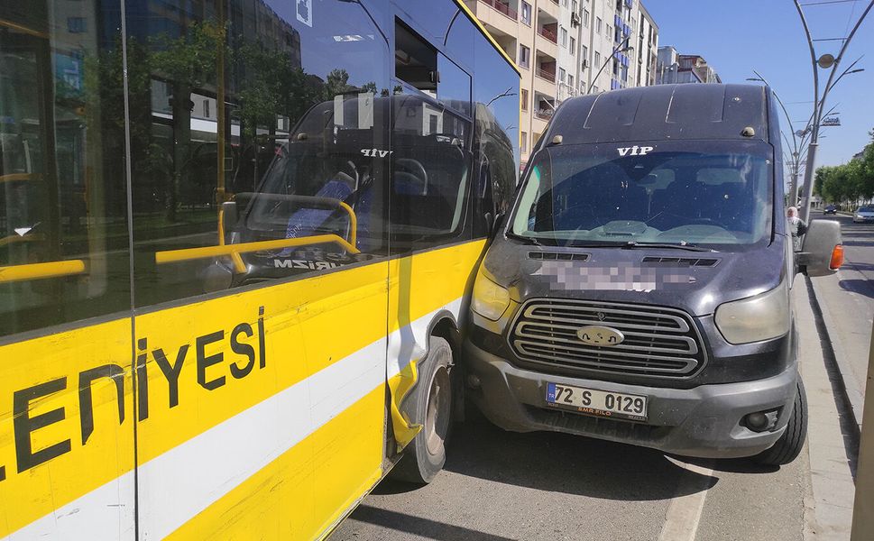 Batman'da belediye otobüsü ile minibüs çarpıştı