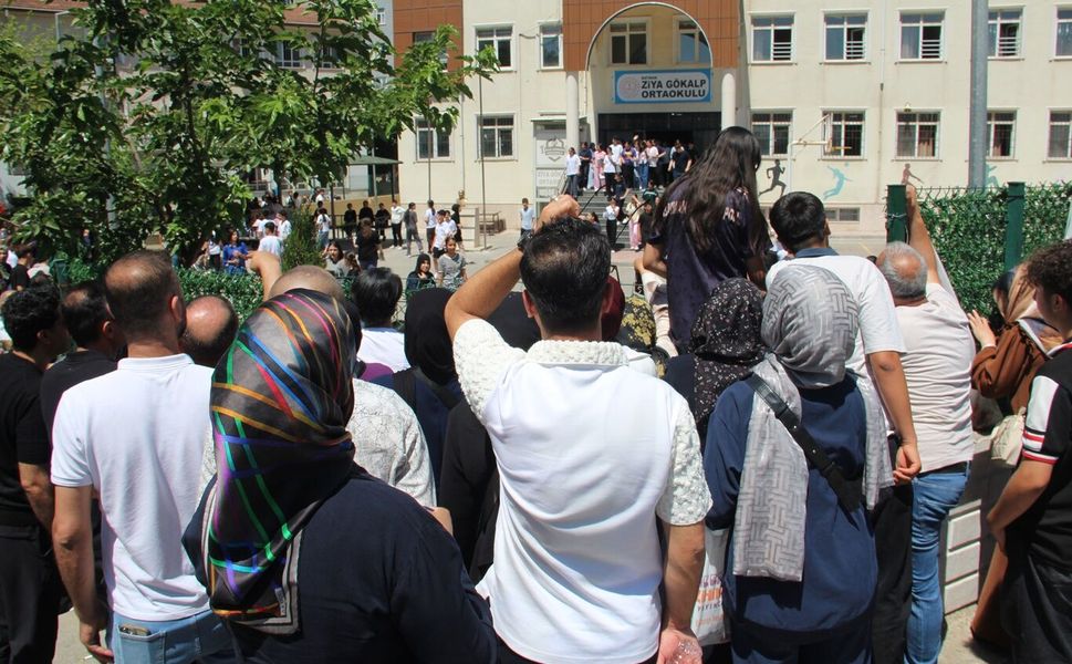 Batman'da LGS heyecanı: Veliler umutla bekledi, çocukları için dua etti