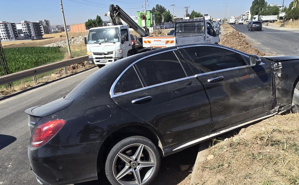 Batman'da otomobil ile açık kasa minibüs çarpıştı