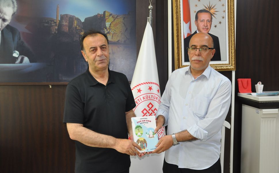 Editörümüzden Kültür Müdürü Aslanlı’ya Anlamlı Kitap Hediyesi