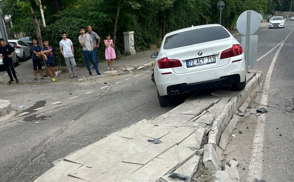 Batman’da Kontrolden Çıkan Araç Orta Refüje Çıktı: Maddi Hasar Oluştu