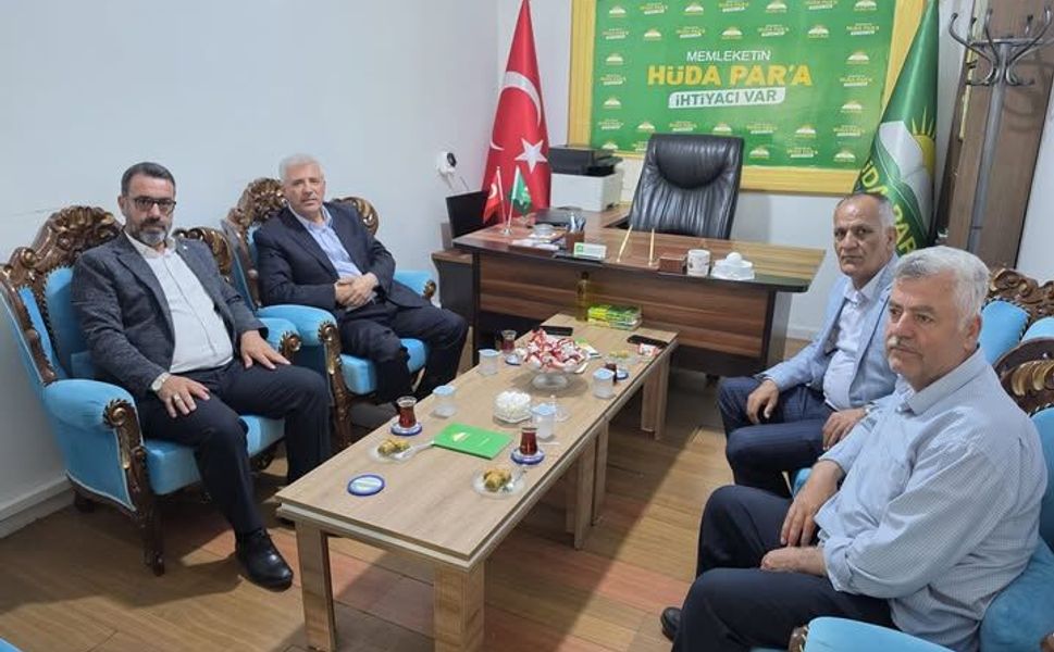 Gercüş’te Siyasette Nezaket Rüzgarı: Ak Parti Heyetinden Hüda Par’a "Hayırlı Olsun" Ziyareti
