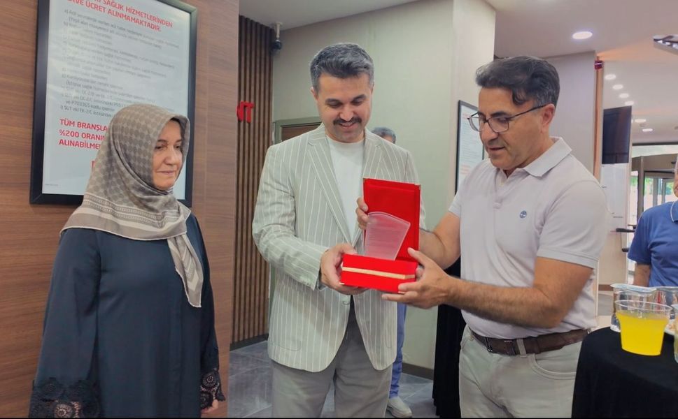 Medıcal Poınt'te Regeneron Isef 2026 Öğrencilerine Plaket Takdim Edildi