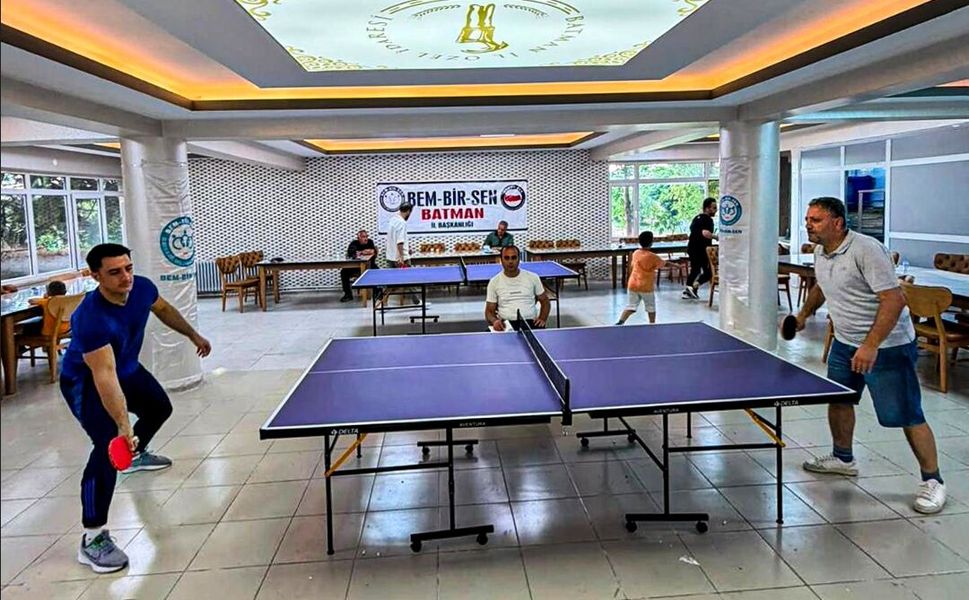 Çalışanlar Dostluk ve Rekabet İçin Raket Sallıyor