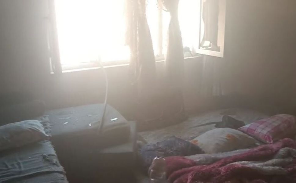 Şirinevler’de Korkutan Ev Yangını: Alevlerden Kaçmak İçin Pencereden Atlayan 2 Kişi Yaralandı!