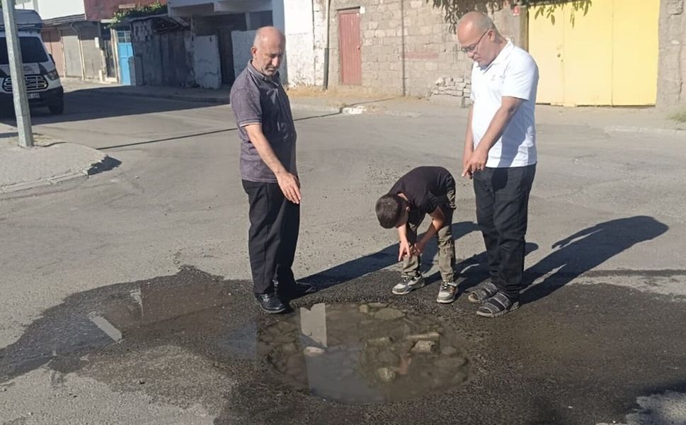 Su kaçağı haftalardır devam ediyor, mahalleli çözüm bekliyor