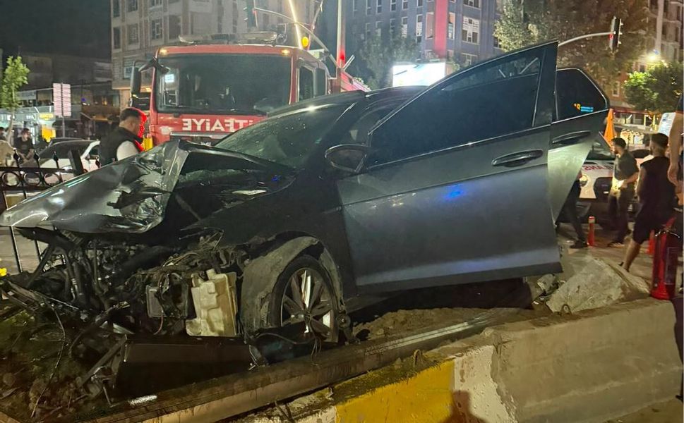 Valilik Kavşağında Gece Yarısı Dehşeti: Otomobil Refüje Çıkıp Direği Devirdi!