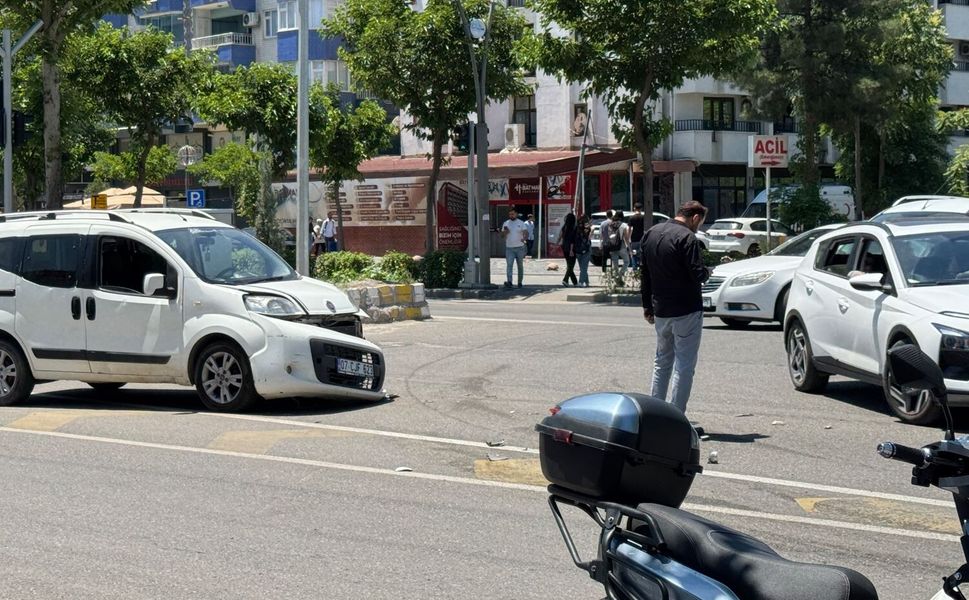 Valilik Önünde Trafik Kazası: Maddi Hasar Oluştu
