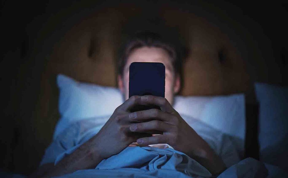 Yatak odasında telefon kullanımı uyku kalitesini düşürüyor