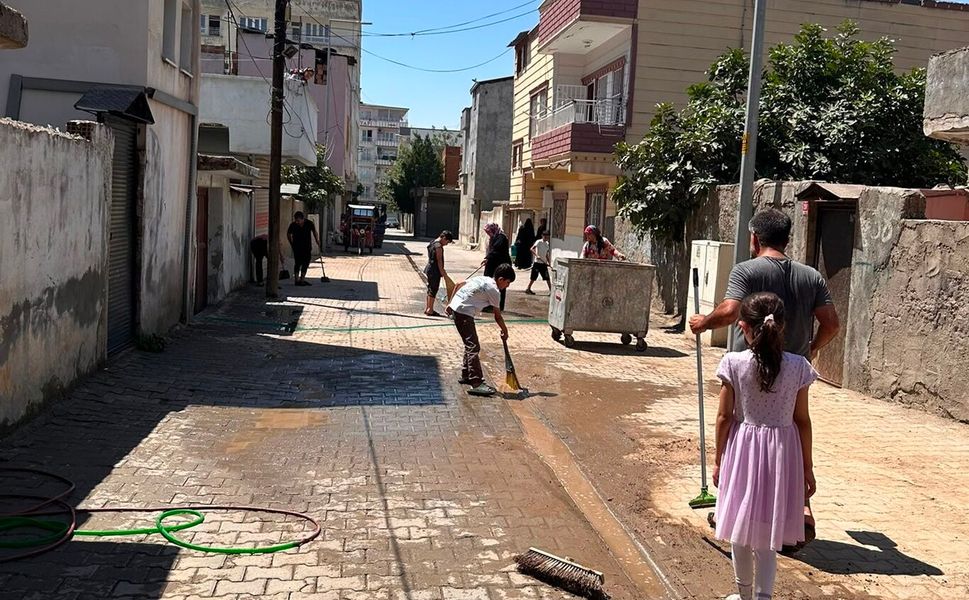 Aydınlıkevler Mahallesi sakinleri kendi sokağını temizledi