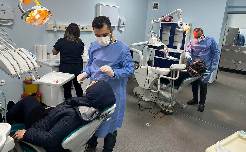 Batman Ağız ve Diş Sağlığı Hastanesi’nden Başarılı Operasyon: Çekilmekten Kurtarılan Dişler Sağlığına Kavuştu