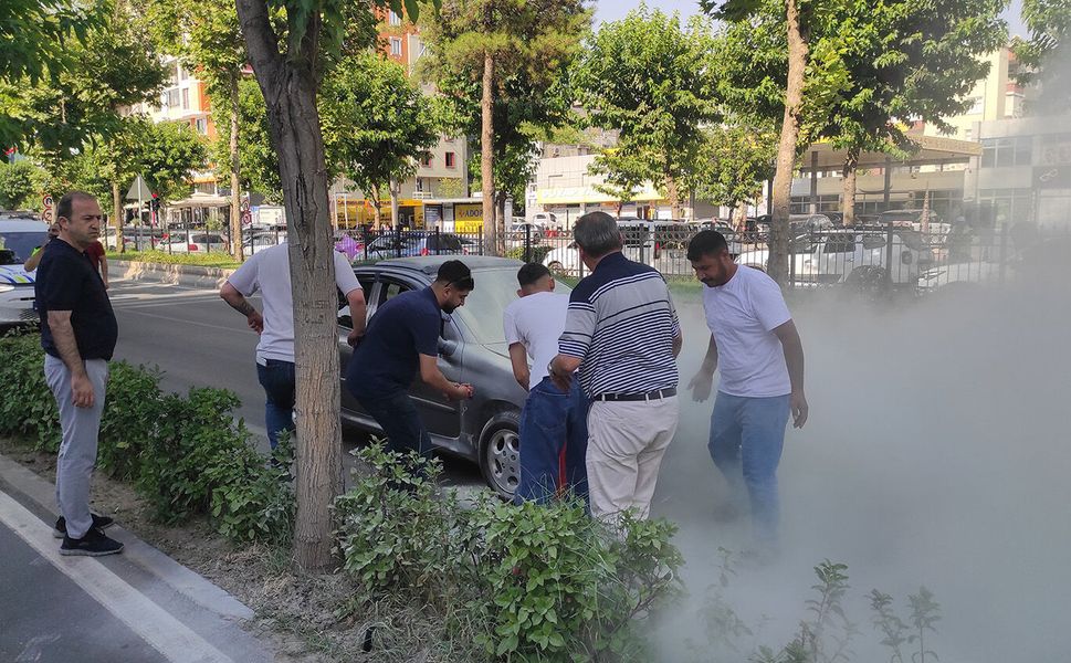 Batman'da seyir halindeki otomobil alev aldı