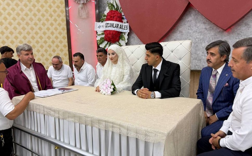 Genç Çiftin Nikâhını Kıyan Başkan Özhan: "Hz. Ali ve Hz. Fatıma'nın Aile Hayatını Rehber Edinin"