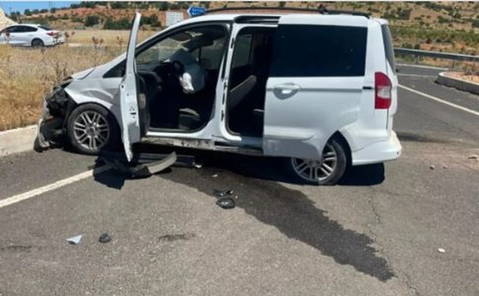 Gercüş’te Kontrolden Çıkan Araç Refüje Çarptı