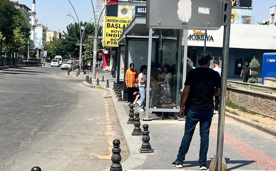 Vatandaşlar Duraklarda Pişiyor