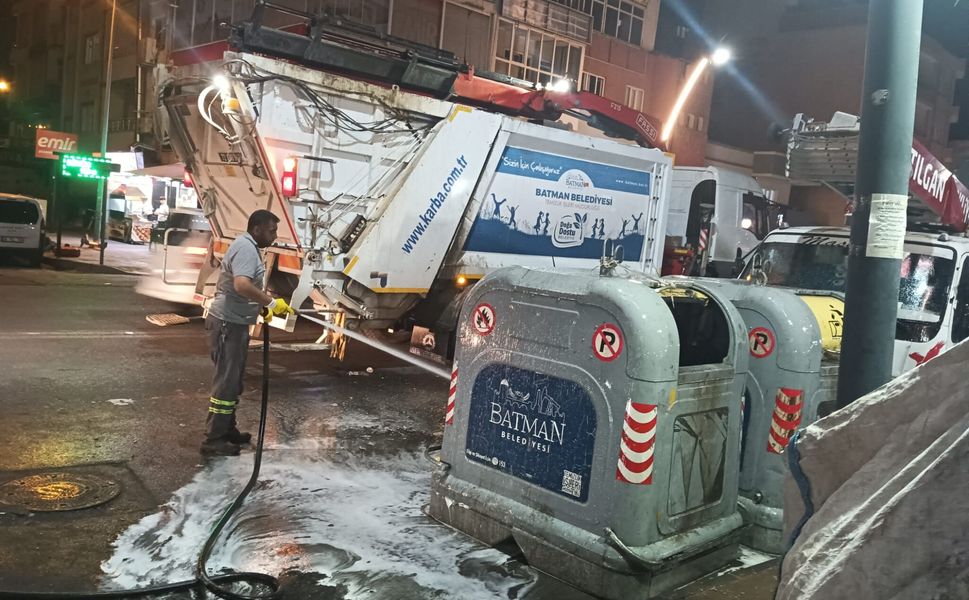 Vinçli Çöp Konteynerleri Hijyenik Hale Getiriliyor