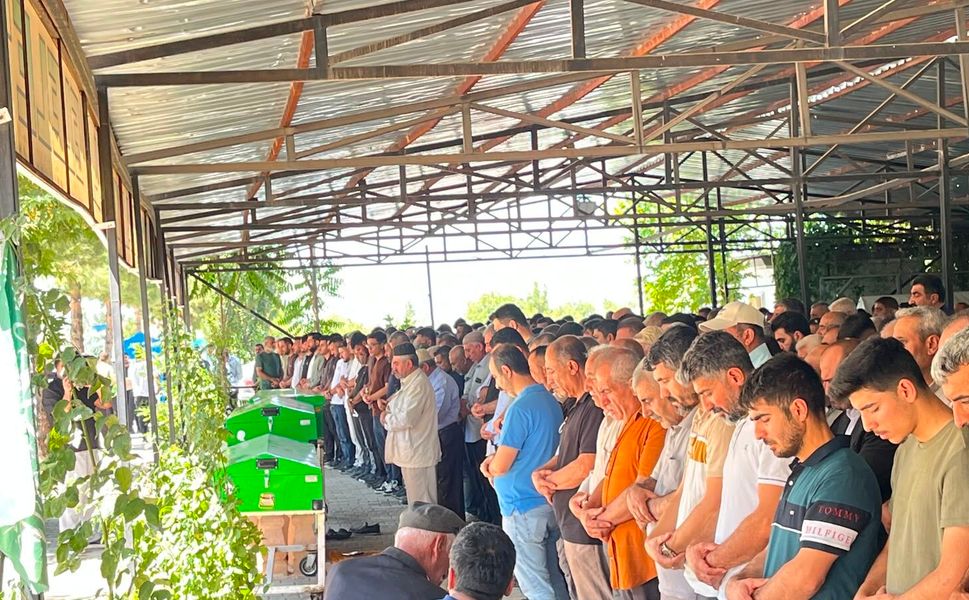 Saldırıya Uğrayan Baba, Oğul ve Yeğen Gözyaşlarıyla Defnedildi