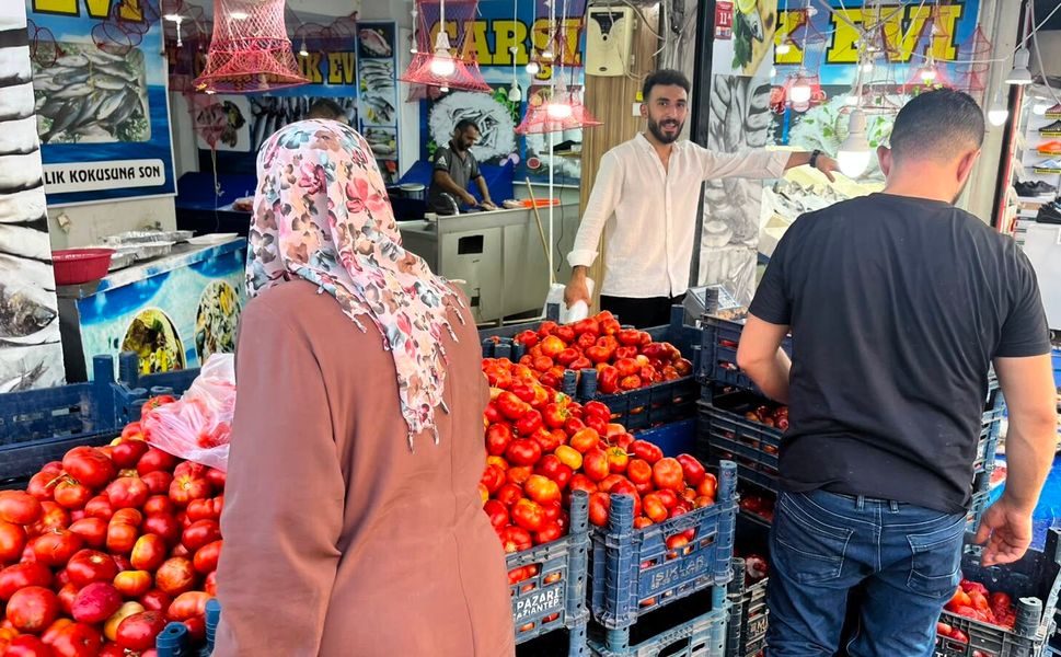 10 Liralık Domatesi Bulan Vatandaş Fırsatı Kaçırmıyor