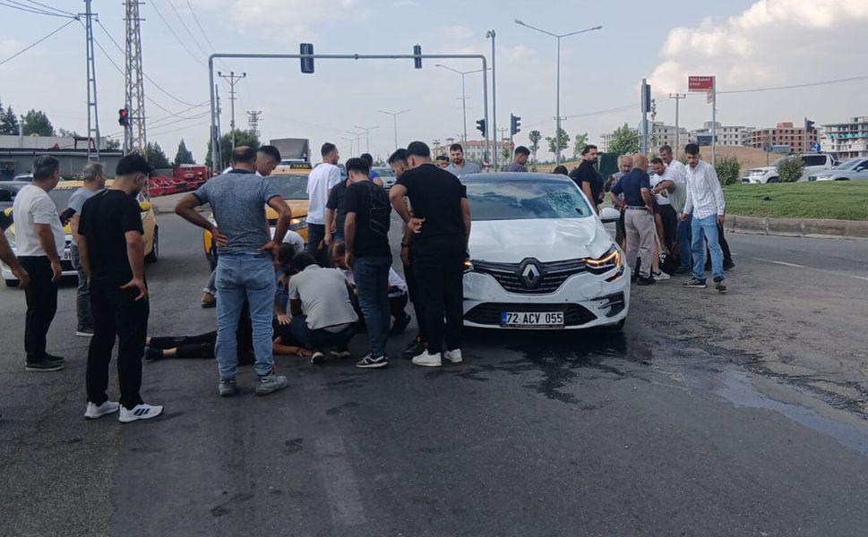 Batman'da otomobil ile motosiklet çarpıştı: 2 yaralı
