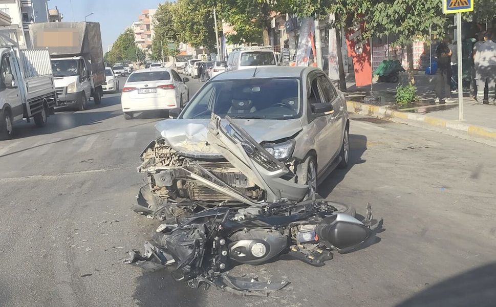 Batman'da otomobil ile motosiklet çarpıştı: Bir ağır yaralı