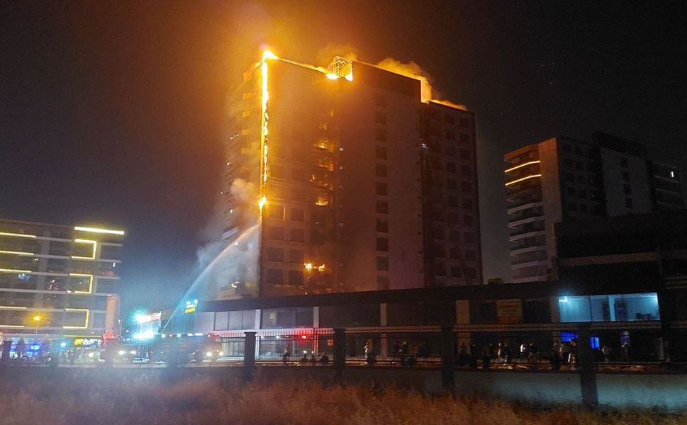 3'ü itfaiye eri, 2 bina sakini olmak üzere 5 kişi yangından etkilendi