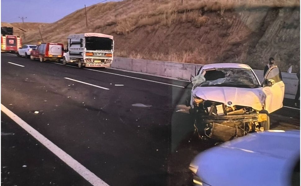 İşçileri taşıyan araç kaza yaptı: 2'si ağır 4 yaralı