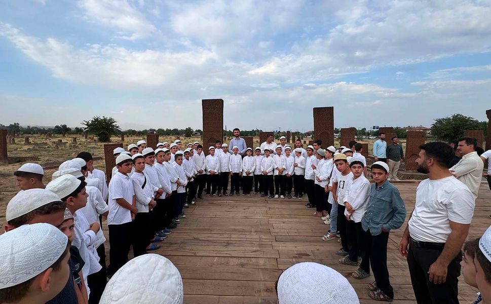Kozluk hafızlık öğrencilerinden Ahlat ziyareti