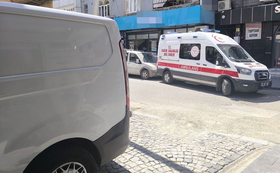 Park edilen araçlar ambulansın hastaya ulaşmasını engelledi