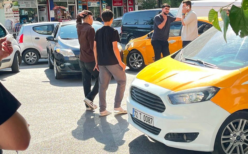 BATMAN'DA AHMET ARİF BULVARI'NDA MADDİ HASARLI KAZA