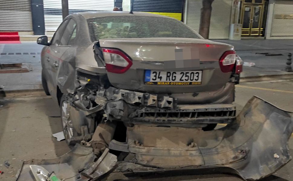 Batman'da otomobil park halindeki 3 araca çarptı