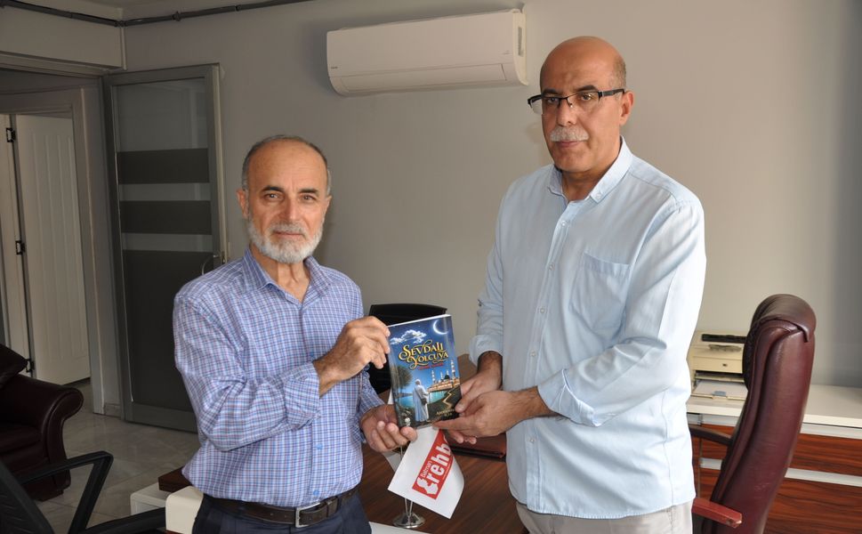 İçer, Gazetemize Şiir Kitabını Hediye Etti