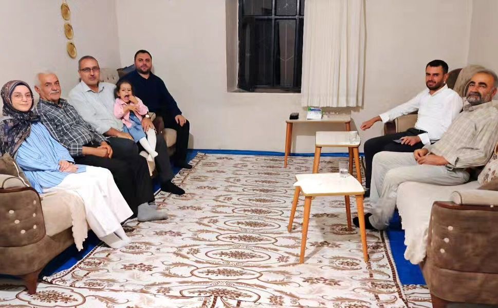Umre Ödüllü Öğrencilere Evlerinde Ziyaret