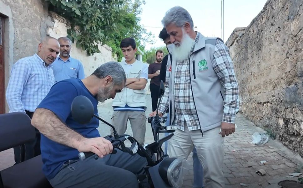 Umut Kervanından engelli vatandaşa akülü motosiklet desteği