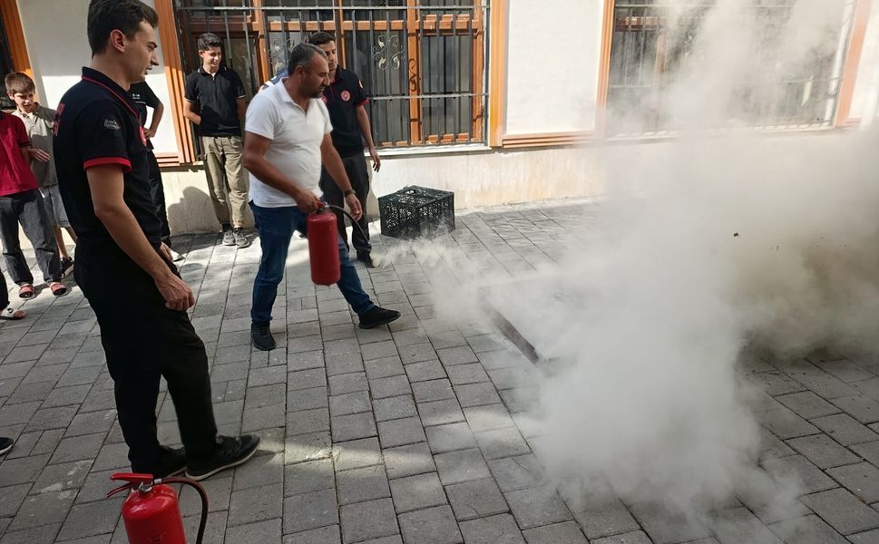 Öğrencilere yangın ve acil durum eğitimi