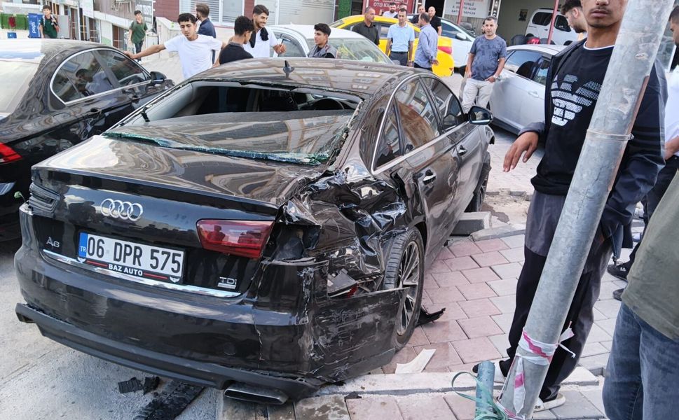 Kozluk’ta TIR ile taksi çarpıştı