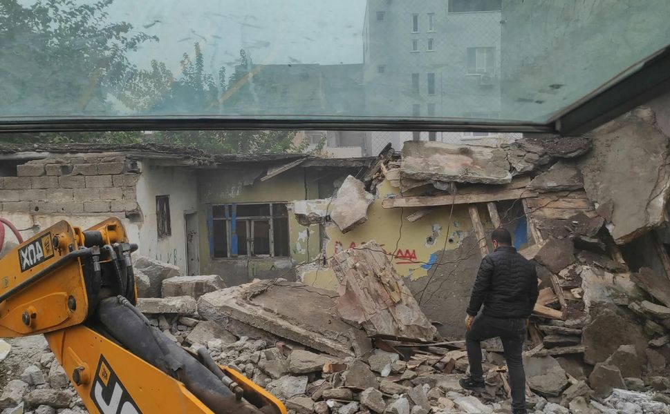 Batman’da Güvenliği Tehdit Eden Metruk Binalar Yıkılıyor