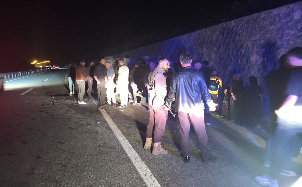 Batman'da minibüs takla attı: 2'si ağır 11 yaralı