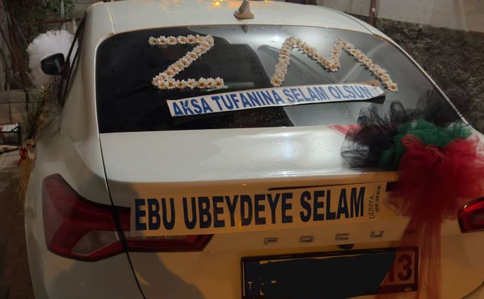 Gelin arabasının arkasına anlamlı yazı: "Aksa Tufanı’na ve Ebu Ubeyde’ye Selam"