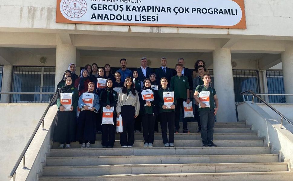 Kayapınar Belediye Başkanı Özhan'dan üniversiteye hazırlanan öğrencilere kitap desteği